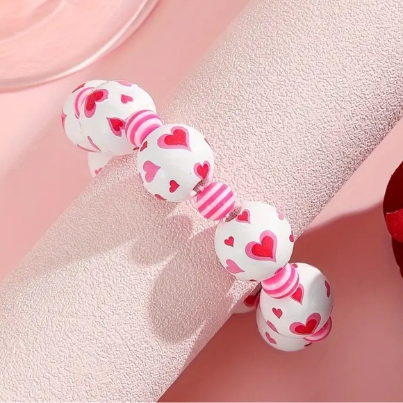 Valentine’s Day White & Pink Hearts Wooden Beaded Stretch Bracelet.           C3 - Picture 4 of 6